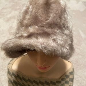 Betmar fur hat New York. Soft beige Looks great